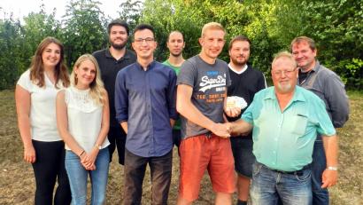 Bild: hai
Groß ist die Freude über die CSU-Spende bei der Abordnung der Katholischen Landjugend um Vorsitzenden Lukas Groher (Vierter von rechts): Alexander Goller und Heinz Lautner (von rechts) überreichen 250 Euro.