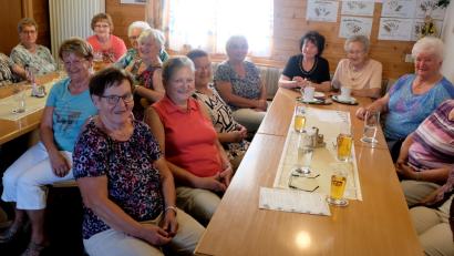 Bild: le
Es ist der harte Kern, der die 30-jährige Frauengruppe der Siedlergemeinschaft aufrecht hält. Agnes Bamler (sitzend, rechts) kümmert sich mit Martha Winter um die Gemeinschaft.