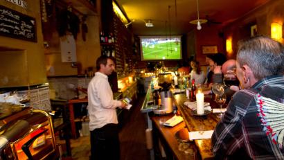 Bild: Sven Hoppe/dpa
Fußballfans schauen zusammen in einer Kneipe ein Spiel an.