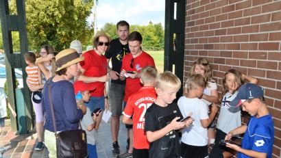 Bild: fjo
Das Handy als Orientierungshilfe zu gebrauchen erlernten elf junge Teilnehmer beim Ferienprogramm-Beitrag des FC-Bayern-Fanclubs.