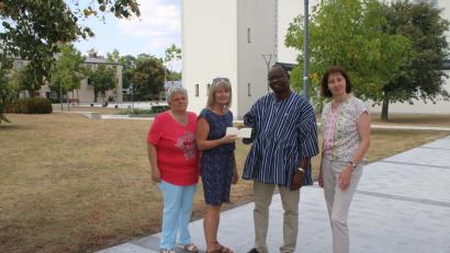 Bild: sne
Maria Zitzmann, Anita Heßler und Theresia Hacker (v.l.) überreichten Vivien Somda 1000 Euro für den Bau eines Gemeindehauses in Burkina Faso.