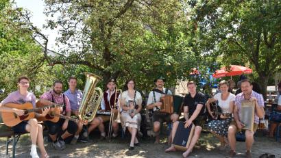 Bild: exb
Bei der Leinhofcombo mischt das amtierende Oberkirwapaar Tim Winkler und Anna Tiefel (Vierter und Fünfte von links) mit.