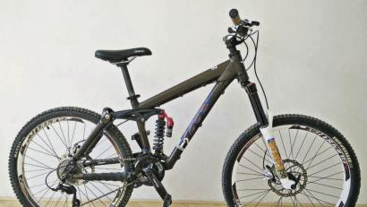 Bild: Polizei
Der Besitzer des Mountainbikes legte der Polizei ein Vergleichsbild vor. Abweichend von diesem Foto sind am Lenker seines Radls weiße Griffe angebracht.