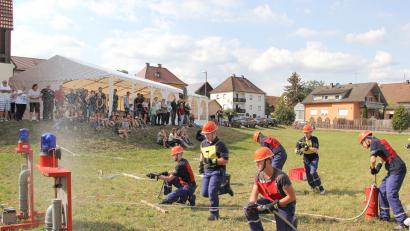 Bild: boj
Die Jugendfeuerwehr im vollen Einsatz. Da war ordentlich Bewegung im Spiel und die Zuschauer beobachteten aufmerksam die Vorführungen.