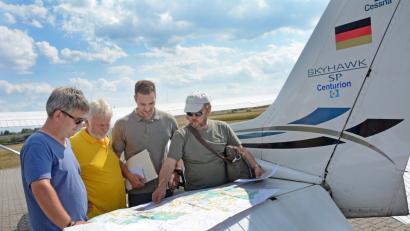 Bild: Gabi Schönberger
Gleich gehts los: Markus Klemm, Günter Zagel, Sebastian Höllerer und Moritz Neumann (von links) planen die Erkundung des Borkenkäferbefalls
