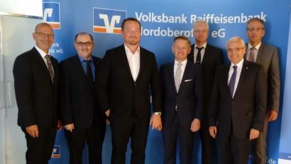 Bild: R. Kreuzer
Ein ausführliches Gespräch führen (von links) Vorstand Thomas Wirth, Vorstandssprecher Rudolf Winter, MdB Uli Grötsch, MdL Tobias Reiß, Vorstand Rainer Lukas, Vorstand Hermann Ott und Vorstand Bernhard Wolf.