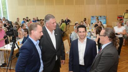 Bild: Gabi Schönberger
Vier Streiter gegen die „Altparteien“: (von links) die Landtagskandidaten Benjamin Nolte, Roland Magerl, Stefan Löw und Gastredner Steffen Königer vor dem Auftritt in der Neustädter Stadthalle.