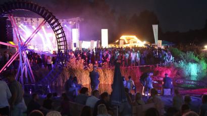 Bild: Wolfgang Steinbacher
Partystimmung am Wasserrad auf dem LGS-Gelände: Der „Sommer in der Stadt“ soll im nächsten Jahr zurückkehren.
