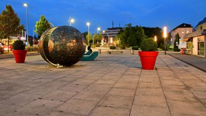 Bild: Petra Hartl
Das Pflaster rund um die Bürgerskulptur bildet das Entrée zur Altstadt. Momentan hat der Platz nur einen recht spröden Namen: Multifunktionsplatz.