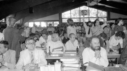 Bild: Archivbild: BI Schwandorf
Aufgeheizte Stimmung in der Halle und prominente Kernkraftgegner: Links vorne der damalige Bund-Naturschutz-Vorsitzende Hubert Weinzierl, rechts neben ihm Bürgerinitiativen-Anwalt Wolfgang Baumann. Dahinter in der zweiten Reihe der Grüne-Abgeordnete Professor Armin Weiß.