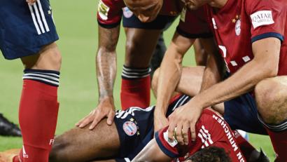 Bild: agentur_dpa
Nicht schon wieder: Kingsley Coman von München liegt verletzt am Boden. Der Hoffenheimer Nico Schulz hatte ihn hart gefoult. Schon in der vergangenen Saison war der Bayern-Außenstürmer lange verletzt.