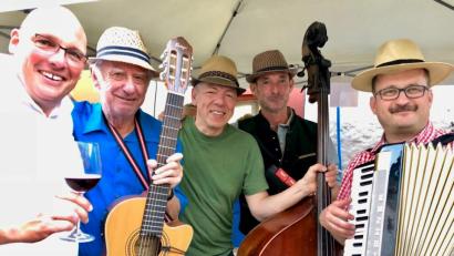 Bild: fphs
Edmund „Ed“ Kuligowski (Zweiter von links) im Kreise seiner Musikerkollegen: Von rechts: Reinhard Plobner, Michael Hoffmann und Christoph Schmidt sowie Oberbürgermeister Oliver Weigel (links).