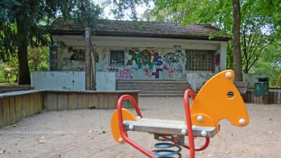 Bild: Gabi Schönberger
Ein dunkles, schäbiges Eck: Das Gerätehaus am Kinderspielplatz in der Max-Reger-Anlage wird abgerissen.