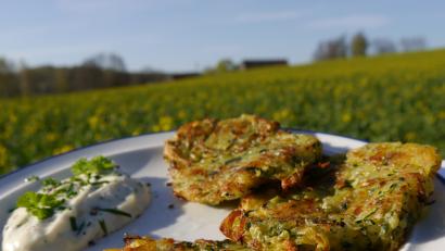 Bild: Miriam Lill/Battenberg Gietl Verlag
In Miriam Lills Kochbuch "Vegan ohne Salat" ist beschrieben, wie die Zucchini-Fladen zubereitet werden.