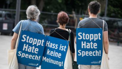 Bild: Frank Rumpenhorst/dpa
Protest gegen Hass im Internet.