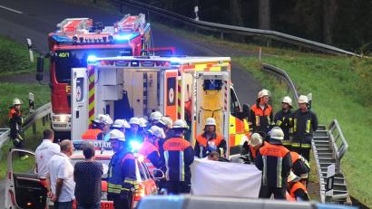 Bild: gf
Rettungskräfte versorgen an der Unfallstelle den gestürzten 16-jährigen Motorradfahrer.