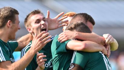 Bild: A. Schwarzmeier
Ein Bild, an das sie sich beim FC Wernberg langsam gewöhnen. Nach dem späten Siegtreffer in Grafenwöhr war der Jubel entsprechend ausgelassen. Im kommenden Heimspiel gegen den Nachbarn aus Schwarzenfeld soll die Tabellenführung verteidigt werden.
