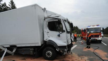 Bild: gf
Vordringlichste Aufgabe der Feuerwehr ist das Binden ausgelaufenen Dieselkraftstoffs, weil der Tank der Zugmaschine aufgerissen ist.