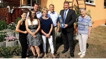 Bild: wro
Christine und Manfred Blumberg (Vierte und Fünfter von links) feiern goldene Hochzeit. Im Namen der Stadt Mitterteich gratuliert zweiter Bürgermeister Stefan Grillmeier (Zweiter von rechts).