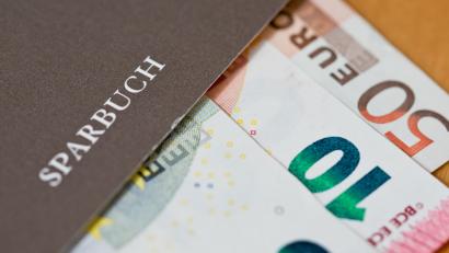 Bild: Daniel Karmann/dpa
Das klassische Sparen verliert immer mehr an Bedeutung.