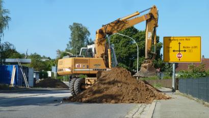 Bild: Portner
Seit Anfang dieser Woche sind die Bagger wieder zurück in der Eigelsberger Straße (Staatsstraße 2398). Die Stammgäste im Bistro „Hollyfood“ (links) hatten nach der Beendigung der Straßenbauarbeiten auf der B 22 nur eine kurze Verschnaufpause.