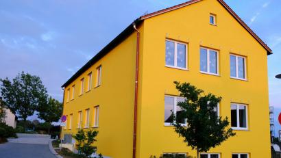 Bild: do
Nach der Anbringung eines Vollwärmeschutzes und dem Einbau neuer Fenster präsentiert sich die Volksschule am Rauhen Kulm in Speinshart in einem neuen Kleid. Bis zum Schuljahresbeginn sollen auch die Sanierungsarbeiten im Innenbereich weitgehend abgeschlossen sein.