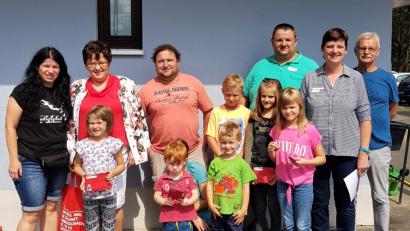 Bild: exb
Die Gewinner des Straßenkreiden-Malwettbewerbs mit Ortsvereinsvorsitzenden Angela Baumgartner, Mitgliedern der SPD-Stadtratsfraktion und Bezirkstagskandidatin Brigitte Scharf