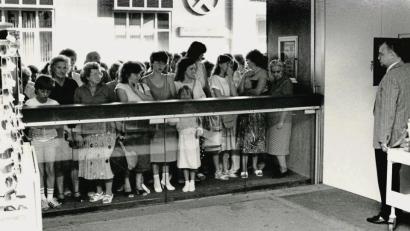 Bild: exb
Gleich stürmen sie los. Unser Bild aus dem Jahr 1988 zeigt die Kundinnen des Kaufhofs kurz vor dem Start des Sommerschlussverkaufs.
