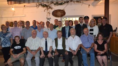 Bild: gi
Groß war die Schar der Gratulanten, die am Jubeltag den Ehrenbürger und Altbürgermeister Hans Roßmann zu seinem 75. Geburtstag (vorne, Mitte) ihre Aufwartung machten. Auch sein Freund und Weggefährte Landrat a. D. Simon Wittmann (vorne, Zweiter von rechts) war unter den Gratulanten.