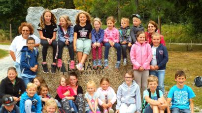 Bild: exb
22 Wiesauer Buben und Mädchen genießen den Ausflug nach Mehlmeisel. Begleiter sind Kathrin Ruhland (rechts) und Petra Meierl (links).