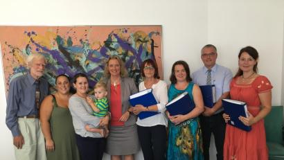 Bild: exb
Ministerin Kerstin Schreyer (Vierte von links) nahm die Petition von (rechts daneben) Kindergartenleiterin Gabi Schönberger, Elternbeiratsvorsitzender Angi Hirmer, Bürgermeister Richard Tischler und Rosi Wendl-Most entgegen. Links im Bild Horst-Helmut Fleck, Vorsitzender des bayerischen Elternverbandes und zwei Mütter aus Unterhaching, die einen anderen Problemfall vorbrachten.