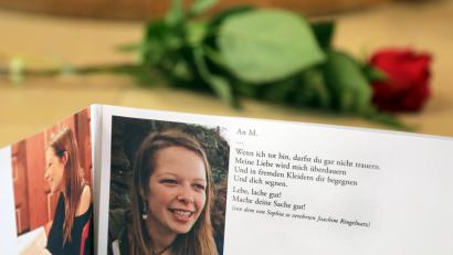 Bild: Wolfgang Steinbacher
Mit einem Gedicht von Joachim Ringelnatz verabschieden sich die Familie und Freunde bei einem bewegenden Trauergottesdienst am 1. August von der ermordeten Sophia.