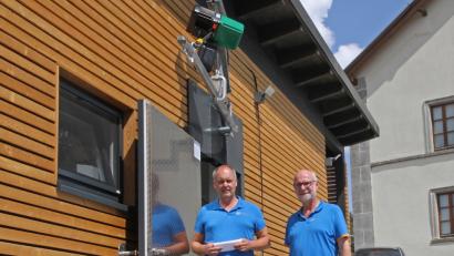 Bild: nm
Markus Kraus und Ingo Greim (von links) freuen sich über ein neues Gebäude, von dem nur wenige wissen, was sich darin verbirgt. Südlich des Forstgebäudes entstand die neue Wildkammer. Noch ist die leer, aber nicht mehr lange.