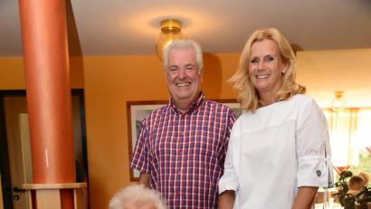 Bild: bey
Barbara Meier feiert im Pflegeheim "Wohnen am Kreuzberg" ihren 95. Geburtstag. Heimleiter Manfred Voit und Pleysteins Zweite Bürgermeisterin Andrea Lang gratulieren mit herzlichen Worten.