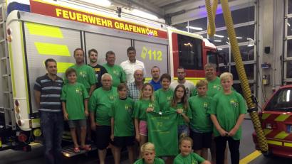 Bild: mor
Auf grünen T-Shirts wurde die 15-jährige Partnerschaft zwischen den Feuerwehrjugenden Grafenwöhr und Grafenwörth festgehalten. Bürgermeister Edgar Knobloch (hinten rechts) würdigte den Zusammenhalt und die Arbeit der ehrenamtlichen Betreuer.