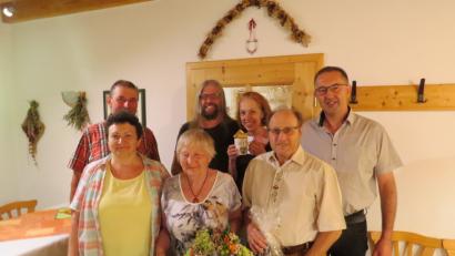 Bild: exb
Elisabeth und Albert Peter (vorne, Zweite und Dritter von links) haben schon 20 Mal Urlaub in Neualbenreuth gemacht. Dafür danken die Wirte vom Kesslsimerhof, Ferdinand und Helga Köster (von links).