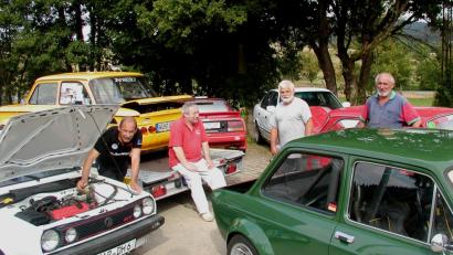 Bild: ld
Alles erledigt! Autos gut vorbereitet! Es kann losgehen nach Friedenfels. (von links) Helmut Dostler, Karl Rössler, Ralf Engel und Helmut Burner