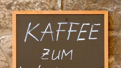 Bild: Peter Endig/dpa
Es muss nicht immer „Coffee to go“ sein. Ein „Kaffee zum Wegtragen“ kann auch schmecken. Das Schild vor einem Imbiss passt recht gut zum Thema Fremdwörter.