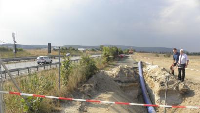 Bild: Amann
Im Moment ruht der Einbau der neuen Kunststoffleitung neben der Autobahn (links). Erst muss klar sein, wo die alte Leitung genau verläuft. Dazu werden Suchschlitze in kurzen räumlichen Abständen angelegt.