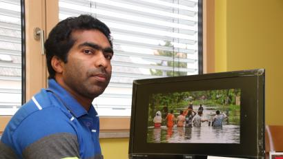 Bild: td
Pfarrvikar Joseph Kokkoth informiert sich in seinem Büro im Schwarzenfelder Pfarrhaus via Internet über die katastrophalen Zustände in seiner südindischen Heimat Kerala. Die Monsun-Überschwemmungen zerstören Städte, töten Menschen und zwingen viele in die Flucht.