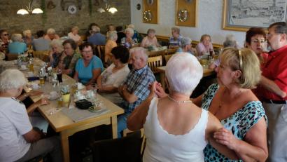 Bild: le
Die AWO-Senioren lassen es bei der Vorkirchweih krachen. Bis Montag grassiert nun im Flosser Amt das Kirwafieber.