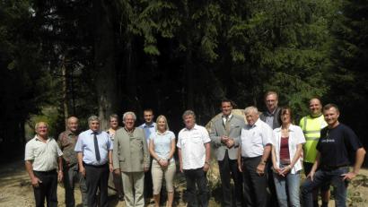 Bild: pjom
Eine kleine Baustelle, aber ein großer Tag für Guteneck. Mit dem Bau eines Masten verschwindet Anfang nächsten Jahres das Funkloch .