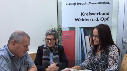 Bild: sei
Die VdK-Lotsen Carola Brust (rechts) aus Mantel und Quirin Gierisch (links) aus Neustadt/WN helfen Ratsuchenden wie Thea Schütz (Mitte) aus Weiden in der VdK-Geschäftsstelle.