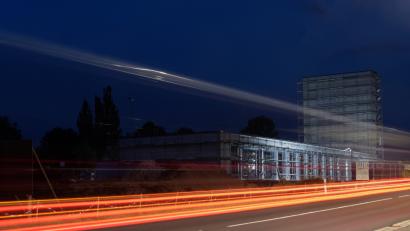Bild: tr
Die Feuerwehrbaustelle in der Mitterteicher Straße in Tirschenreuth ist auch nachts ein Blickfang.