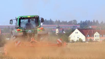 Bild: Stephan Huber
Wenn es bei Erntearbeiten rund um Edelsfeld heuer mehr staubt als anderswo, ist das kein Zufall: In diesem Teil des Landkreises fielen 2018 nicht einmal halb so viel Niederschläge wie im langjährigen Mittel.