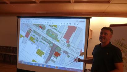 Bild: bk
Architekt Christian Schönberger stellt den Maßnahmenplan für den Antrag vor.