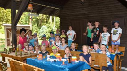 Bild: fjo
Fast oder gar keine Unterstützung mussten Conny Hanauer (links) und Corinna Neuber (hinten, Vierte von rechts) den vielen Teilnehmern beim Ferienprogramm geben.