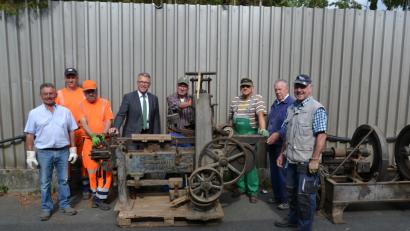 Bild: plym
Bürgermeister Franz Stahl (Vierter von links) stattet den Mitgliedern des Arbeitskreis „Historisches Handwerk“ beim Umzug von Tirschenreuth nach Matzersreuth einen Besuch ab.