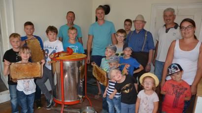 Bild: jr
Michael Wohlrab (Mitte), vom Bienenzuchtverein Leonberg und seine Mitglieder freuten sich über 15 Kinder, die sich im Rahmen des Ferienprogramms über die Arbeit der Bienen und Imker informierten. Höhepunkt war die Arbeit an der Honigschleuder (Bild). Mit im Bild Jugendbeauftragte Tanja Wettinger (rechts).