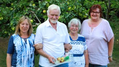 Bild: njn
Seit 15 Jahren verbringt Fritz Damm (zweiter von links) seinen Urlaub in der Pension Pöllath. Mit auf dem Bild (von links) Angelika Pöllath, Inge Pöllath und die Mitarbeiterin der Steinwald-Allianz, Christine Trenner.